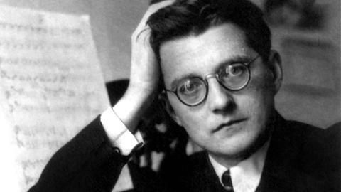 Schostakowitsch blickt nachdenklich in die Kamera