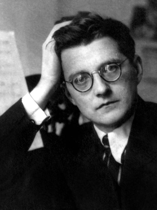 Schostakowitsch blickt nachdenklich in die Kamera
