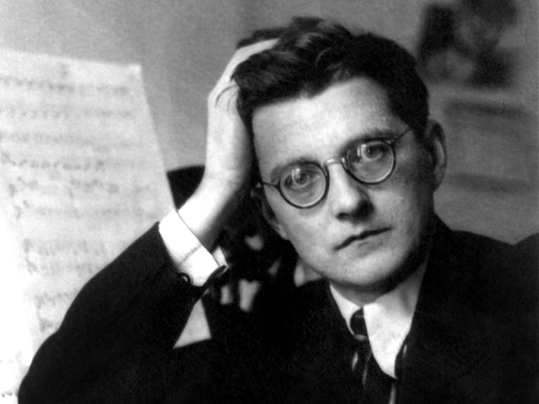 Schostakowitsch blickt nachdenklich in die Kamera