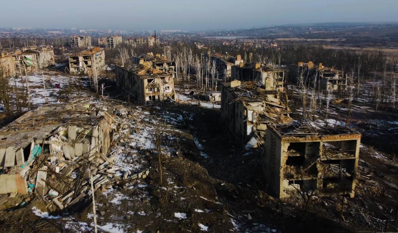 Luftaufnahme zerstörter Häuser im ukrainischen Bachmut vom 26. Februar 2023