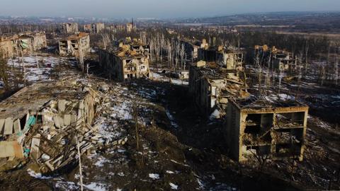 Luftaufnahme zerstörter Häuser in der ukrainischen Region um Bachmut vom 26. Februar 2023.