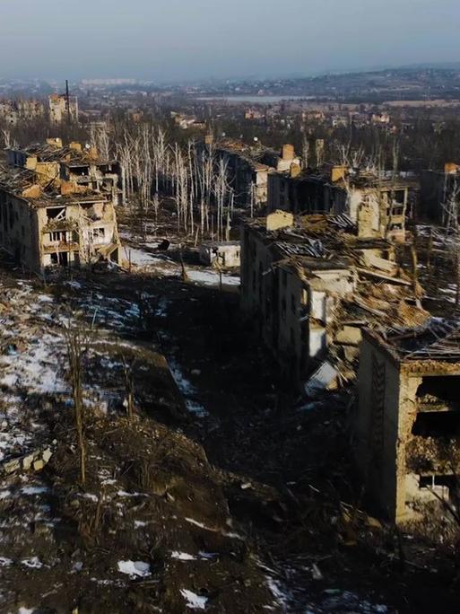 Luftaufnahme zerstörter Häuser im ukrainischen Bachmut vom 26. Februar 2023