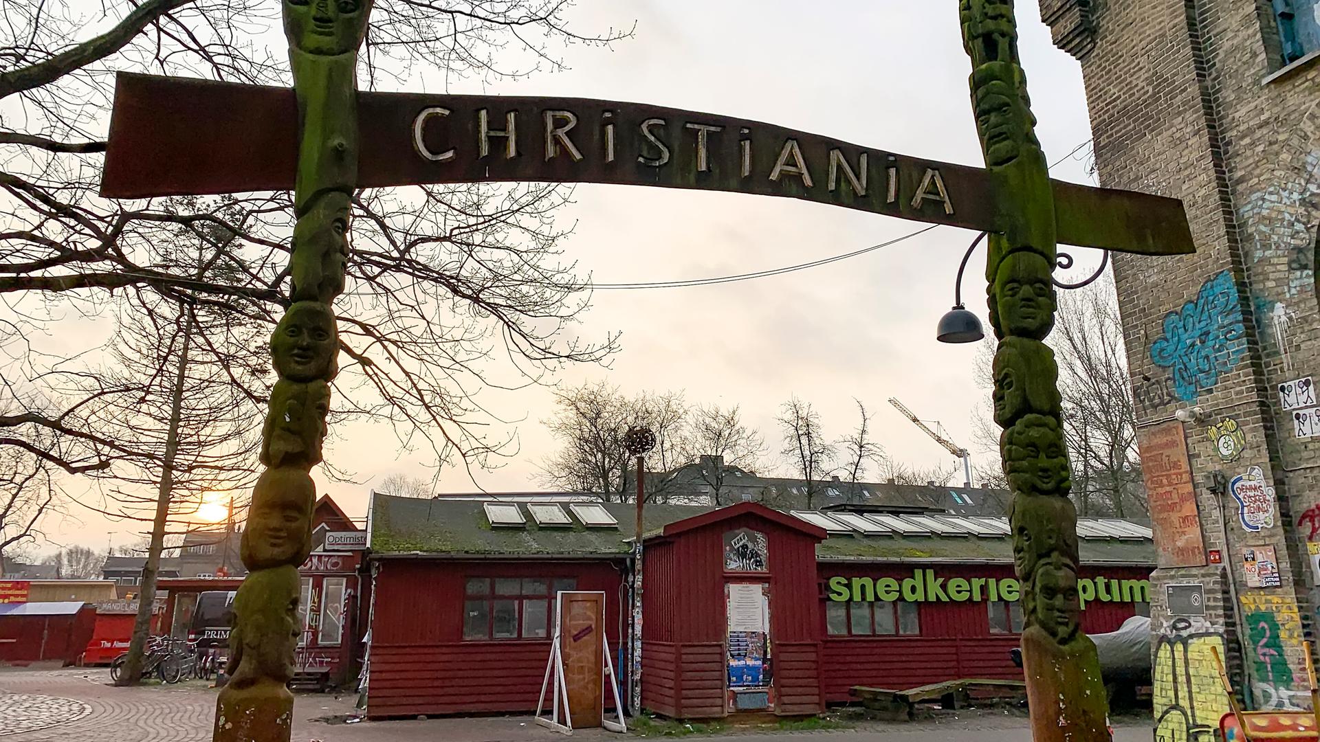 Über dem Eingang zur Freistadt in Kopenhagen steht auf einem Schild "Christiania".