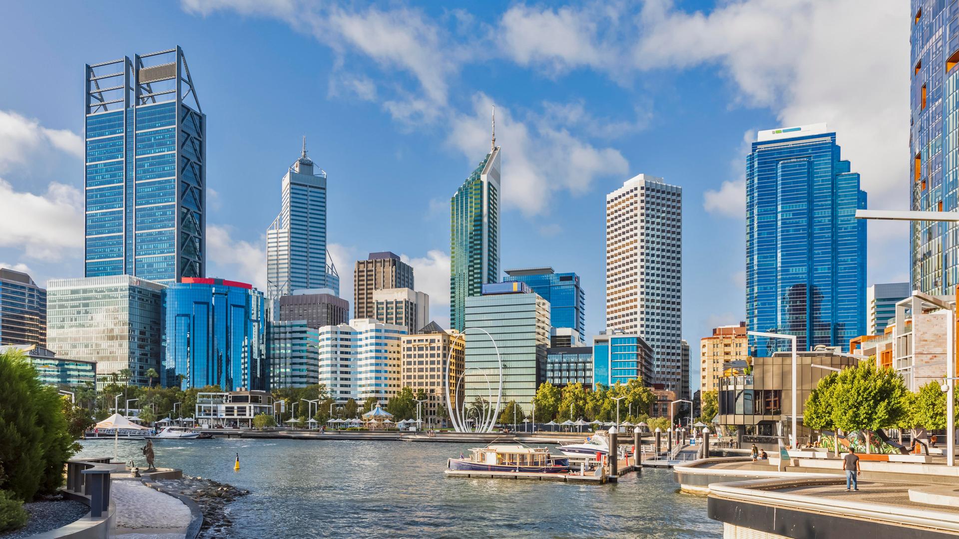 Im Vordergrund der Fluss, dahinter eine Skyline mit vielen Hochhäusern. 
