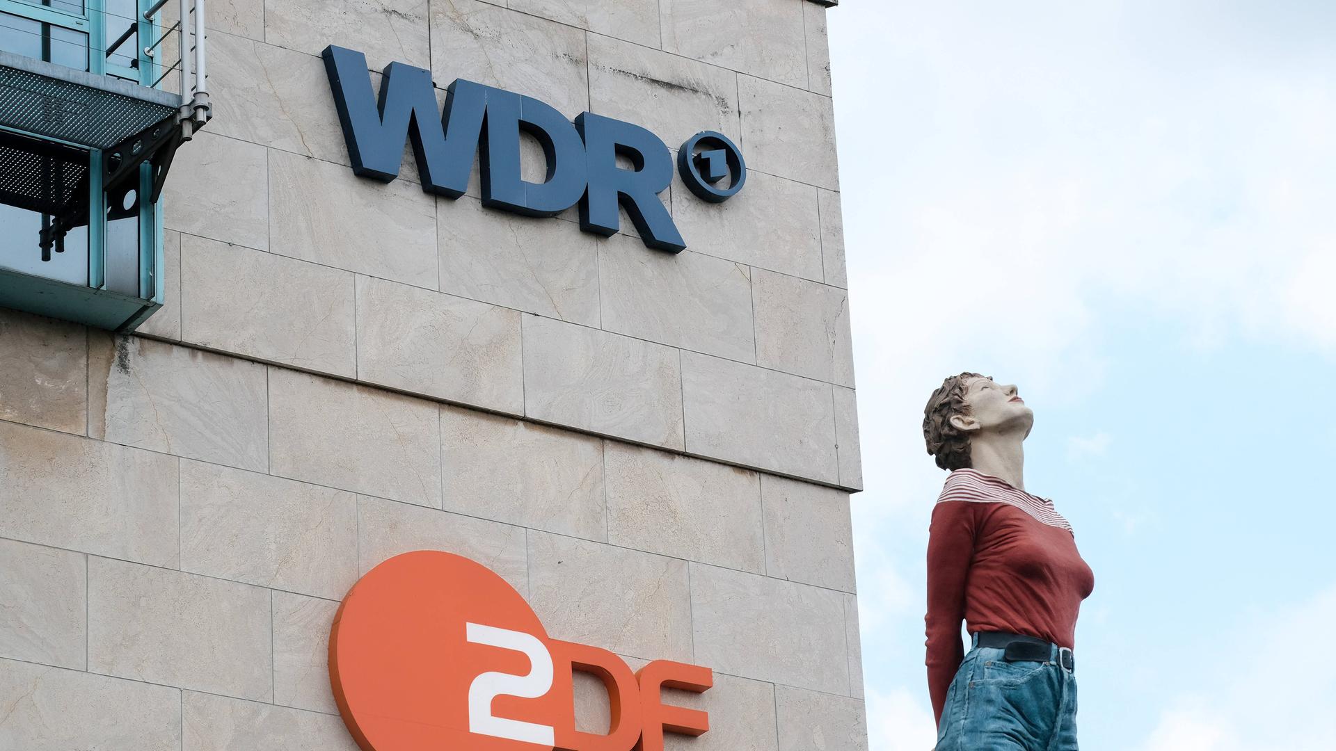 WDR ZDF gemeinsames Landesstudio in Düsseldorf. Im Vordergrund die Säulenheilige des Künstlers Christoph Pöggeler. 