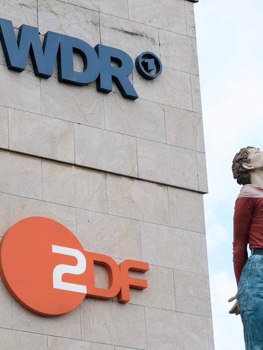 WDR ZDF gemeinsames Landesstudio in Düsseldorf. Im Vordergrund die Säulenheilige des Künstlers Christoph Pöggeler. 