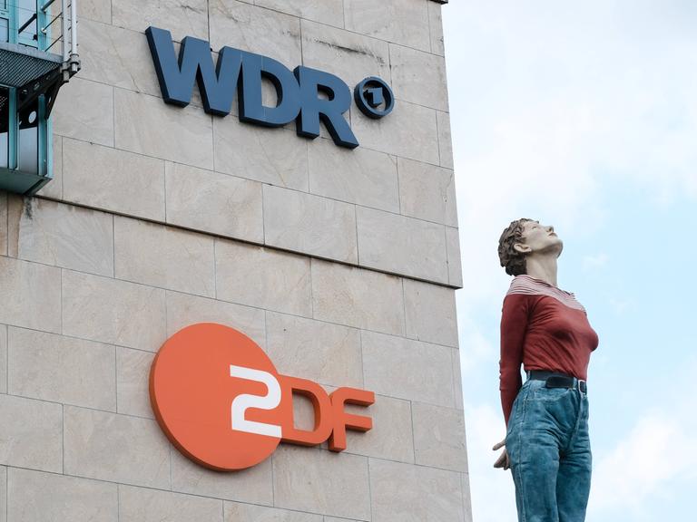 WDR ZDF gemeinsames Landesstudio in Düsseldorf. Im Vordergrund die Säulenheilige des Künstlers Christoph Pöggeler. 