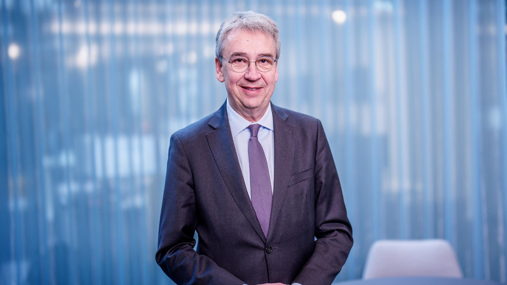 Andreas Mundt, Präsident des Bundeskartellamtes, lächelt in die Kamera.