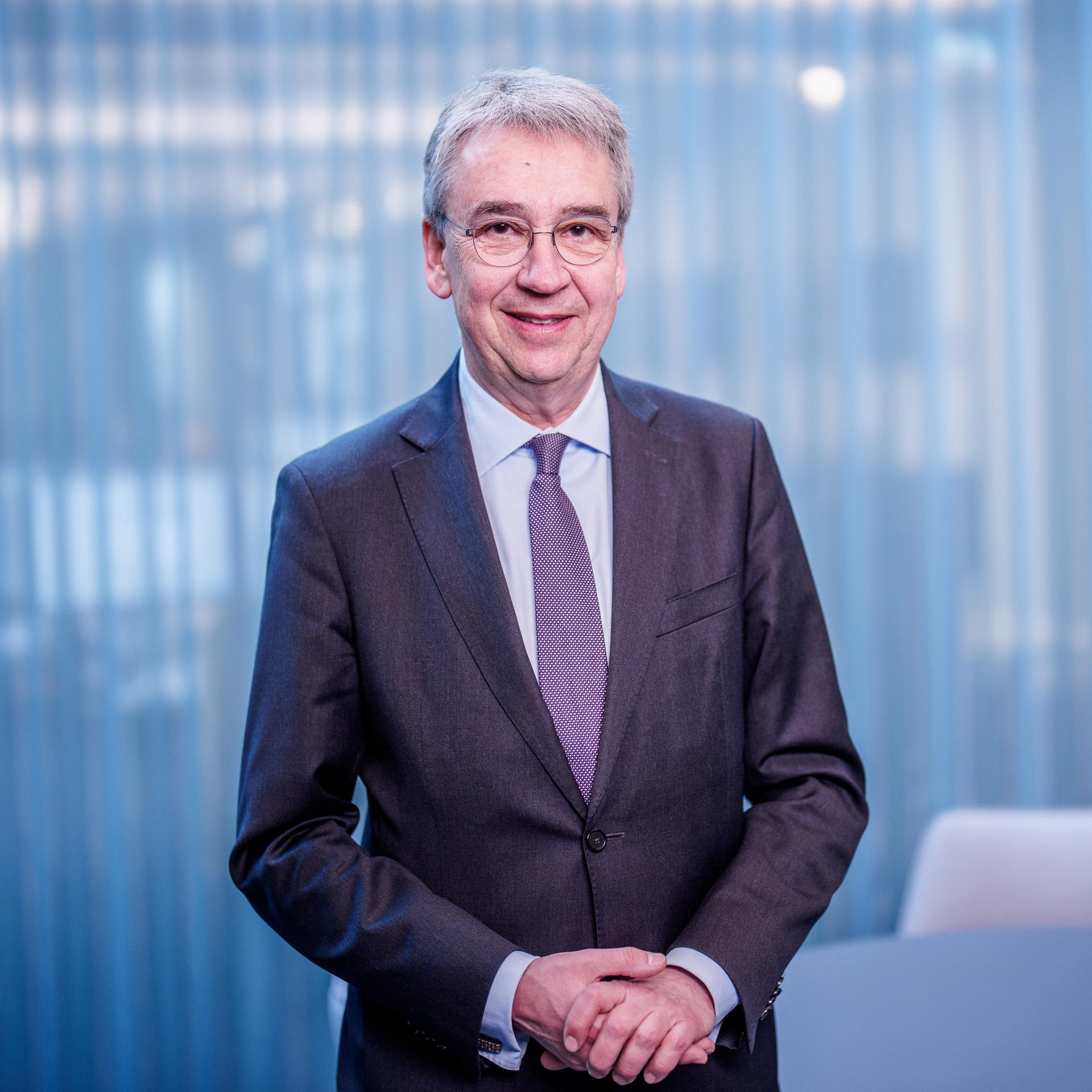 Andreas Mundt, Präsident des Bundeskartellamtes, lächelt in die Kamera.