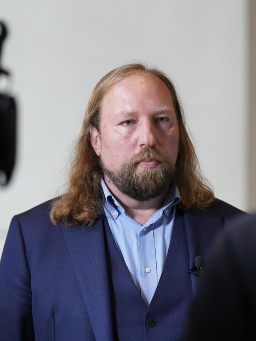 Anton Hofreiter steht bei einem Pressestatement am Rande einer Bundestagssitzung vor einer Kamera.