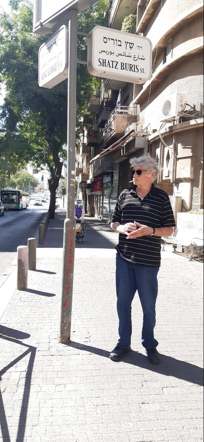 Dan Waldman steht an der Ecke King George Street in Jerusalem.