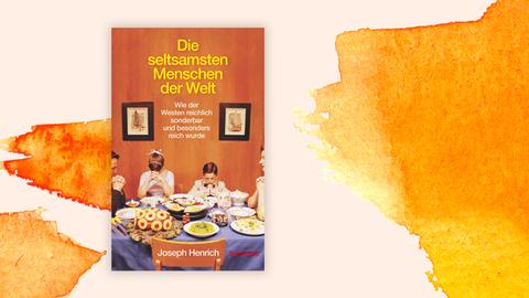 Cover des Buchs "Die seltsamsten Menschen der Welt" von Joseph Henrich vor orangefarbenem Aquarellhintergrund. Das Buchcover zeigt ein historisches Foto einer weißen Familie mit einem Sohn und einer Tochter. Die Familie ist festlich angezogen, sitzt an einem festlich gedeckten Tisch und ist gerade ins Tischgebet vertieft.