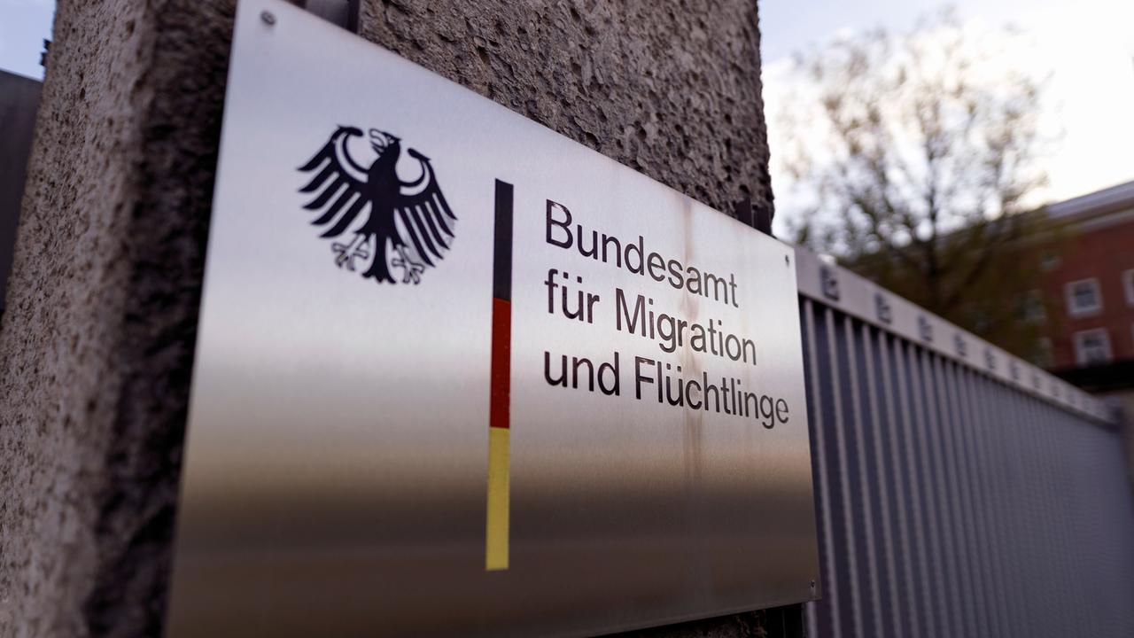 Das Foto zeigt ein Schild mit der Aufschrift "Bundesamt für Migration und Flüchtlinge".