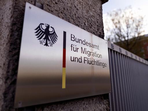 Schilds mit der Aufschrift "Bundesamt für Migration und Flüchtlinge" 