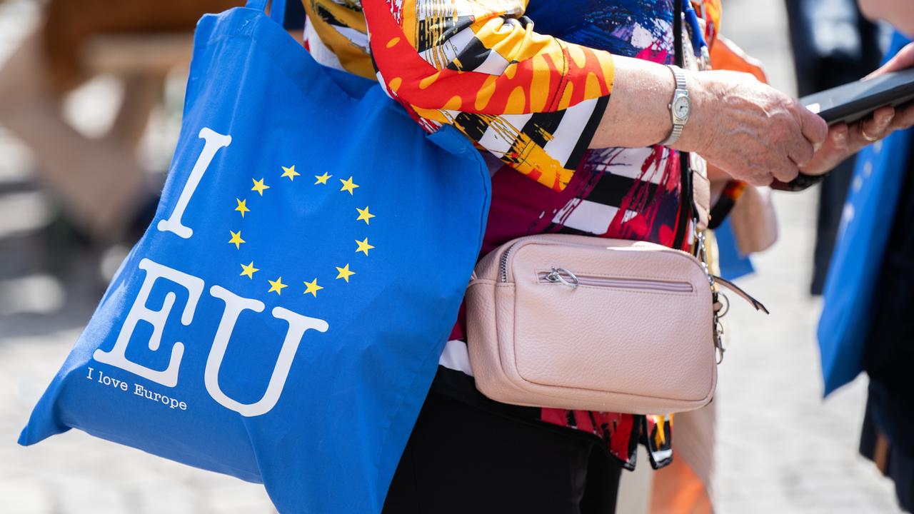 "I love EU" und "I love Europe" steht auf einem Beutel, den eine Frau über der Schulter trägt.