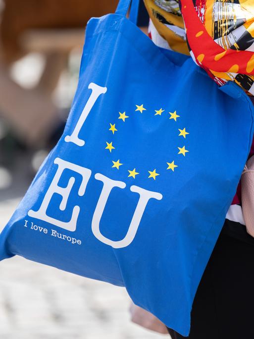 "I love EU" und "I love Europe" steht auf einem Beutel, den eine Frau über der Schulter trägt.