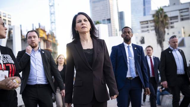 Außenministerin Annalena Baerbock mit Begleitung auf dem Kikar-Hatufim-Platz in Tel Aviv.