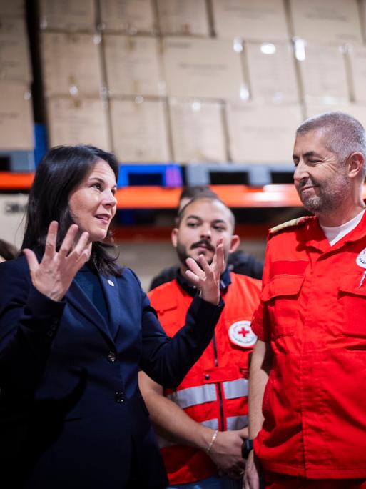 Außenministerin Annalena Baerbock spricht im Libanon mit mehreren Mitarbeitenden des libanesischen Roten Kreuzes. 