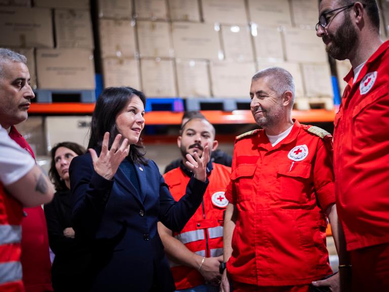 Außenministerin Annalena Baerbock spricht im Libanon mit mehreren Mitarbeitenden des libanesischen Roten Kreuzes. 