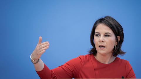Außenministerin Annalena Baerbock im Porträt, während sie eine große Geste mit ihrer Hand macht