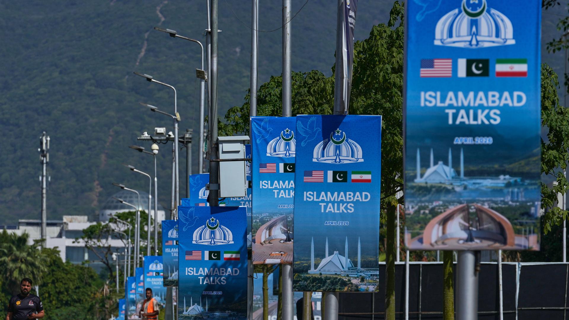 Auf Plakaten an Straßenlaternen wird auf die Vermittlungsgespräche zwischen Iran und USA hingewiesen.