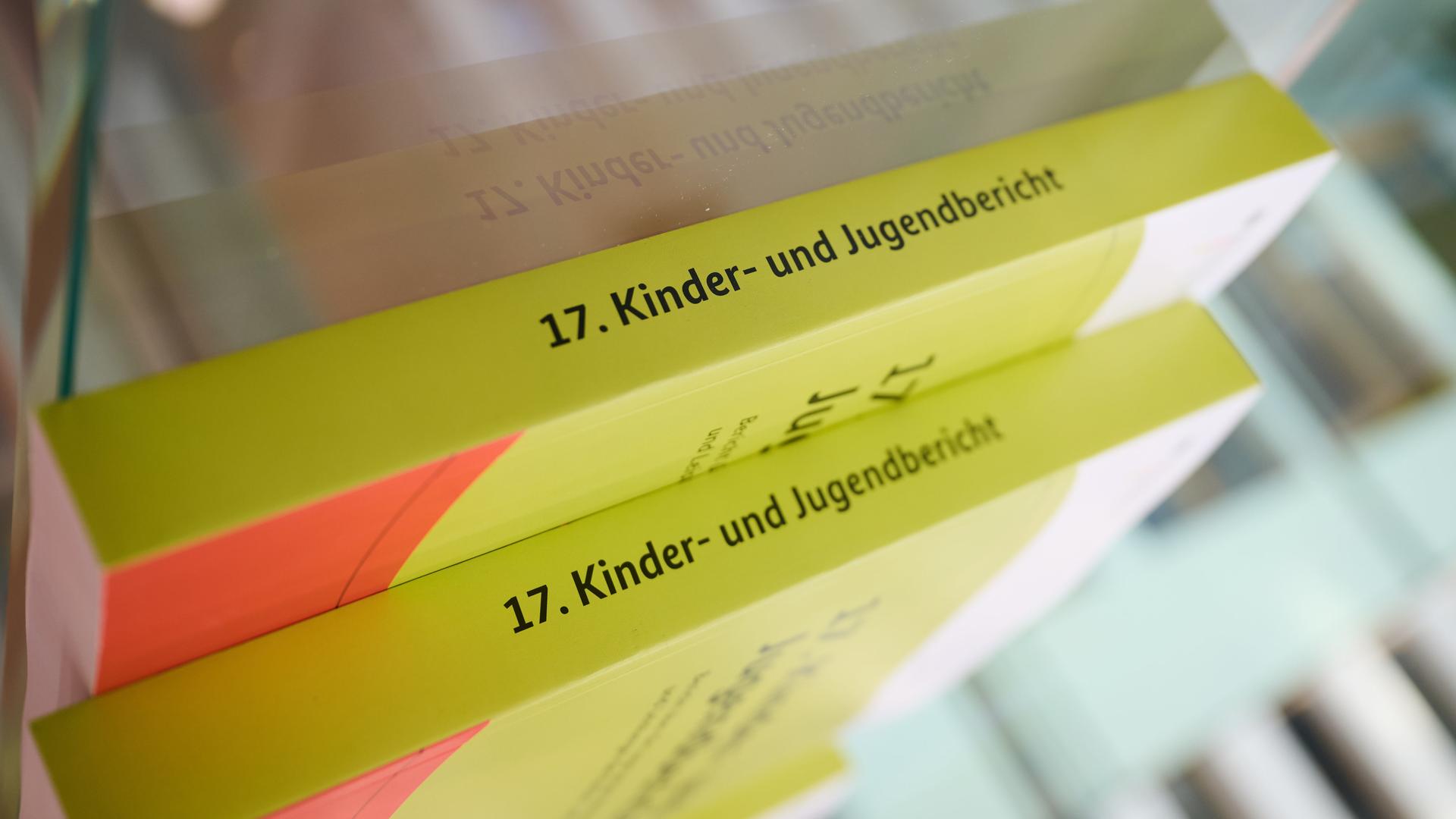 Einige Kataloge des 17. Kinder- und Jugendberichts liegen vor der Bundespressekonferenz mit Bundesfamilienministerin Paus im Haus der Bundespressekonferenz aus.