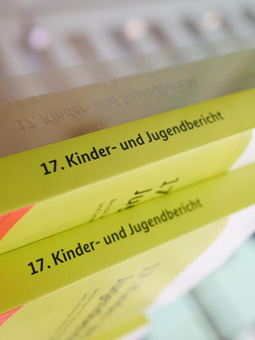 Einige Kataloge des 17. Kinder- und Jugendberichts liegen vor der Bundespressekonferenz mit Bundesfamilienministerin Paus im Haus der Bundespressekonferenz aus.