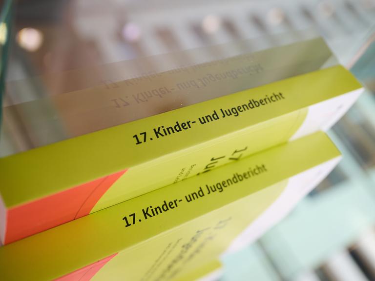 Einige Kataloge des 17. Kinder- und Jugendberichts liegen vor der Bundespressekonferenz mit Bundesfamilienministerin Paus im Haus der Bundespressekonferenz aus.