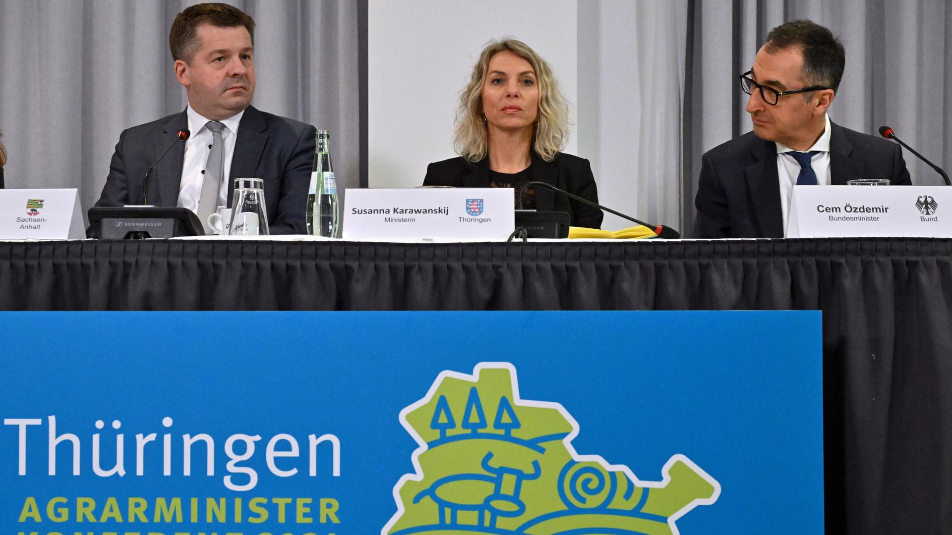 Bei der Abschlusspressekonferenz sitz Bundeslandwirtschaftsminister Özdemir (rechts im Bild) neben seiner thüringischen Landeskollegin Karawanskij. Links im Bild sitzt der Landwirtschaftsminister aus Sachsen-Anhalt, Schulze. Bei der Abschlusspressekonferenz sitz Bundeslandwirtschaftsminister Özdemir (rechts im Bild) neben seiner thüringischen Landeskollegin Karawanskij. Links im Bild sitzt der Landwirtschaftsminister aus Sachsen-Anhalt, Schulze.