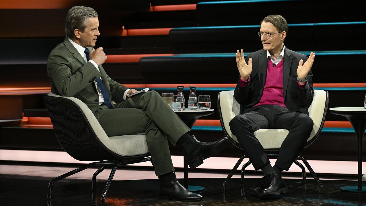 Karl Lauterbach (r.) sitzt dem Moderator Markus Lanz (l.) im Fernsehstudio gegenüber und spricht.