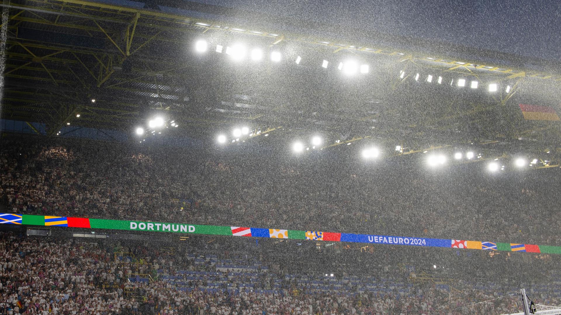 Blick in das Dortmunder Stadion auf die Zuschauerränge während des EM-Spiels Deutschland-Dänemark.