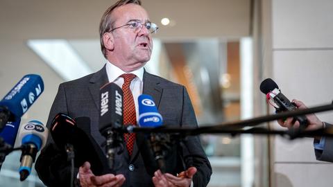 Boris Pistorius (SPD), Bundesminister der Verteidigung, steh vor zahlreichen Mikrofonen.