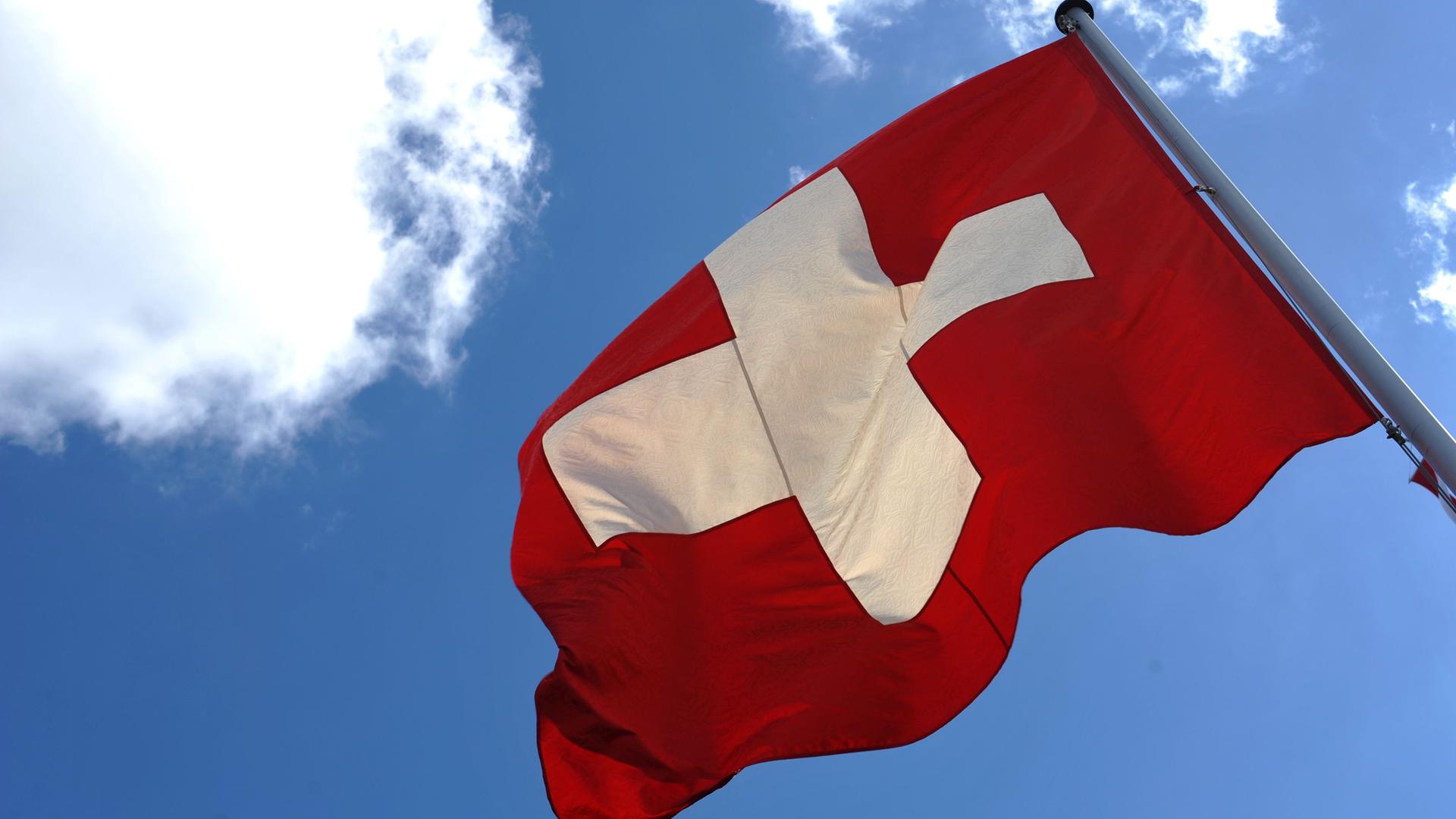Schweizer Nationalflagge weht 
