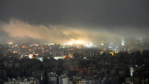 Rauch steigt in Dahieh, einem Vorort von Beirut, auf.