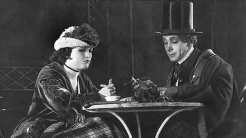 Pola Negri und Alfred Abel in einer Szene des Films "Die Flamme" von Ernst Lubitsch. Es war Lubitschs letzter in Deutschland gedrehter Film, bevor er 1922 nach Hollywood ging.