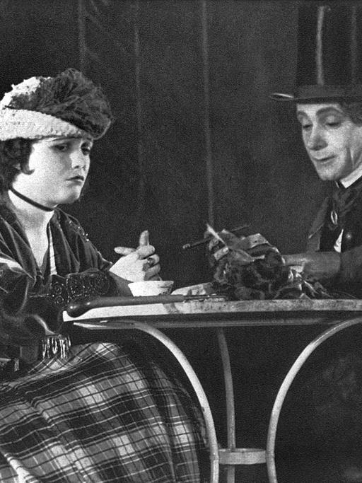 Pola Negri und Alfred Abel in einer Szene des Films "Die Flamme" von Ernst Lubitsch. Es war Lubitschs letzter in Deutschland gedrehter Film, bevor er 1922 nach Hollywood ging.