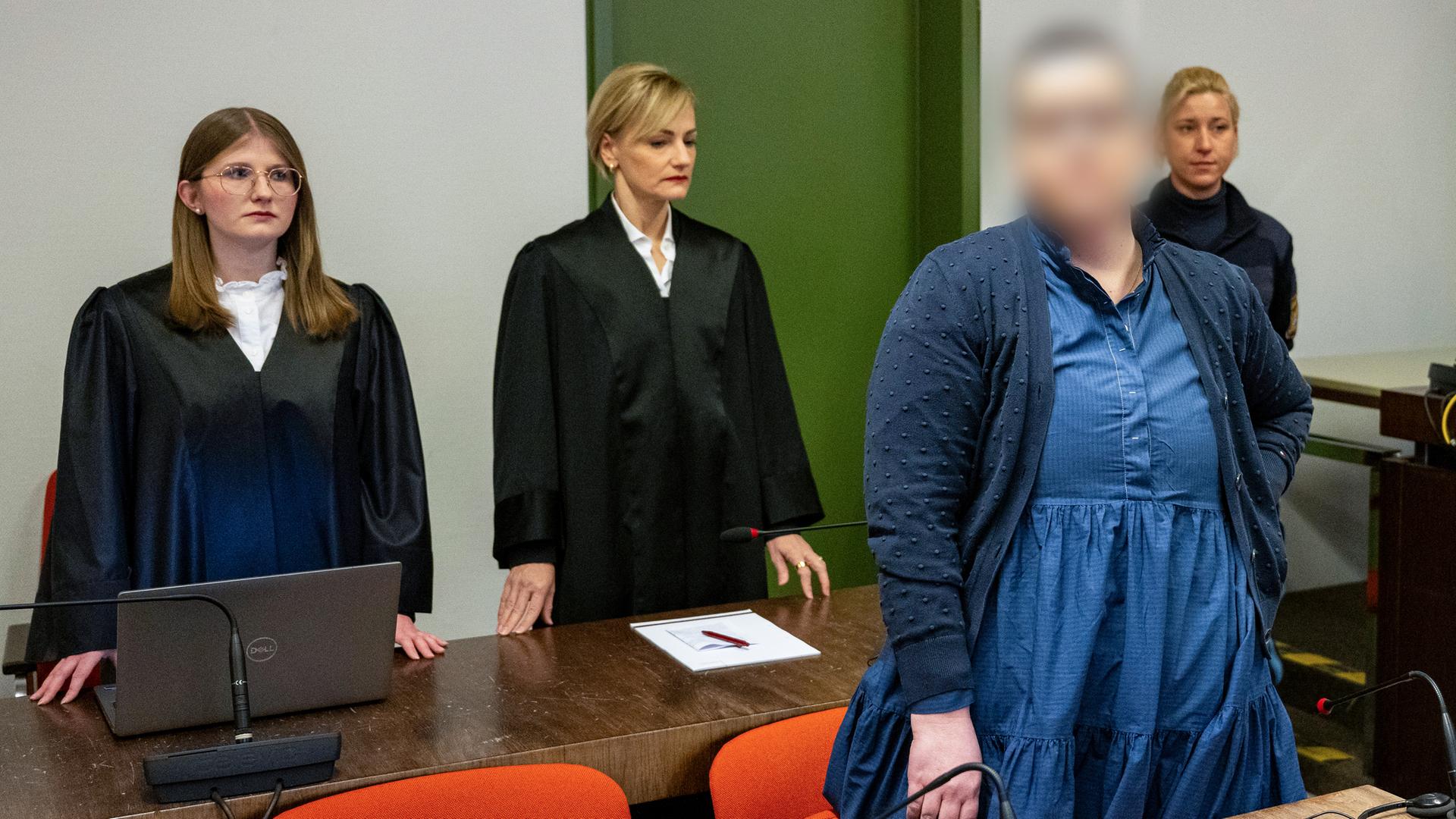 Die Angeklagte Andrea Tandler (Mitte) steht vor der Urteilsverkündung im Gerichtssaal des Landgerichts vor ihren Rechtsanwältinnen Rechtsanwältinnen Cheyenne Blum (links) und Sabine Stetter. 