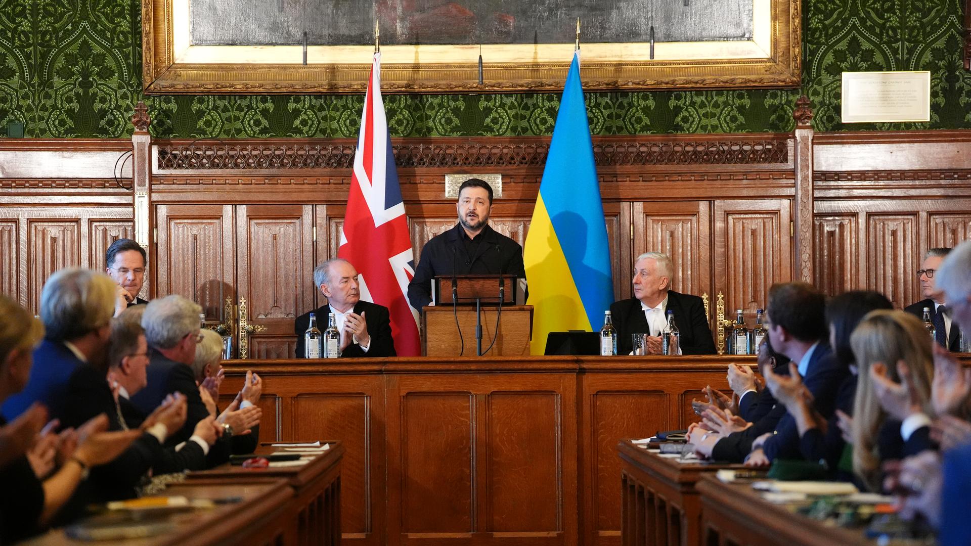 Der ukrainische Präsident Wolodymyr Selenskyj (M) hält im Committee Room 14 des House of Commons im Zentrum Londons eine Rede vor den Mitgliedern des Parlaments. 