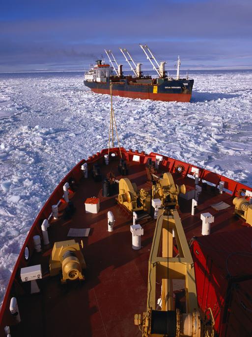Ansicht von zwei Schiffen bei der Passage Nordpolarmeer im Jahr 2006, das noch vollständig mit Packeis und Eisschollen bedeckt ist. 
