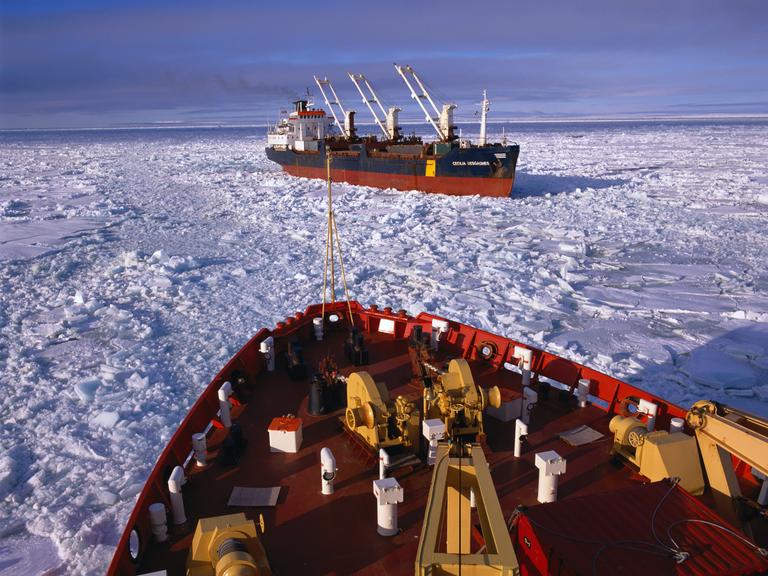 Ansicht von zwei Schiffen bei der Passage Nordpolarmeer im Jahr 2006, das noch vollständig mit Packeis und Eisschollen bedeckt ist. 