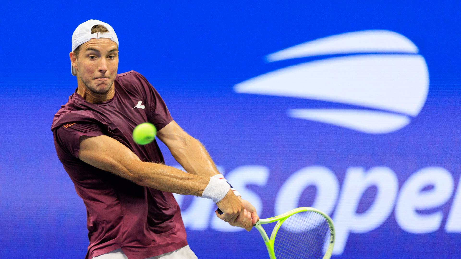 Jan-Lennard Struff schlägt einen Tennisball. Jan-Lennard Struff schlägt einen Tennisball.