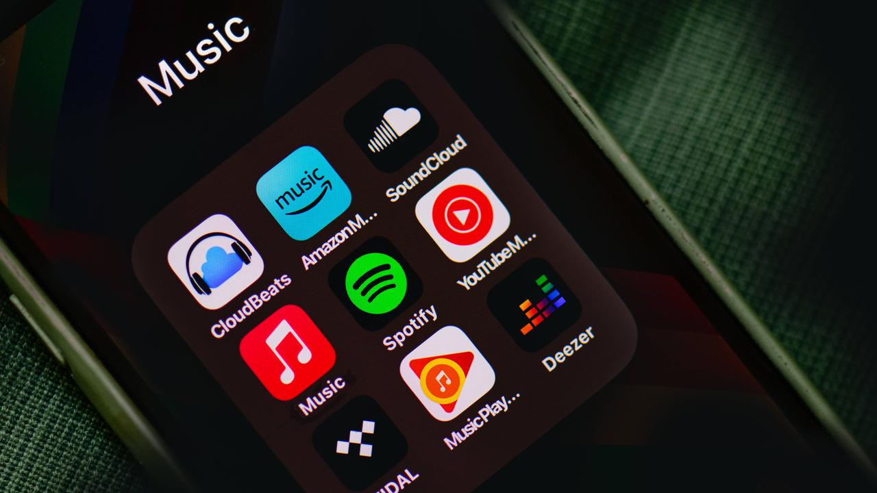 Zu sehen sind zahlreiche verschiedene Musik-Streaming-Apps auf einem Smartphone-Display