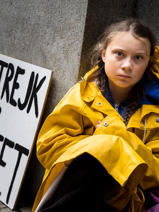 Die 15-Jährige Greta Thunberg sitzt für einen Schulstreik vor dem schwedischen Parlament in Stockholm, August 2018. Auf dem Schild neben ihr steht: "Skolstreijk för Klimatet"