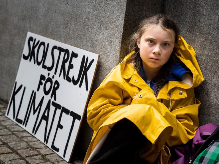 Die 15-Jährige Greta Thunberg sitzt für einen Schulstreik vor dem schwedischen Parlament in Stockholm, August 2018. Auf dem Schild neben ihr steht: "Skolstreijk för Klimatet"