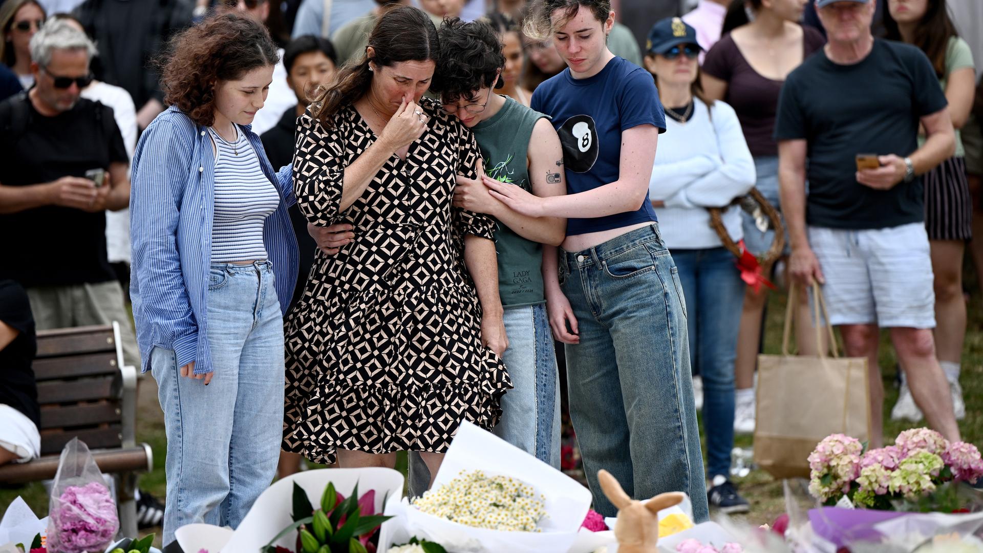 Trauernde legen Blumen an einer Gedenkstätte am Bondi Beach in Sydney nieder. Trauernde legen Blumen an einer Gedenkstätte am Bondi Beach in Sydney nieder.