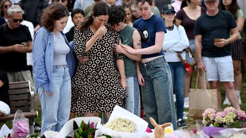 Trauernde legen Blumen an einer Gedenkstätte am Bondi Beach in Sydney nieder. 