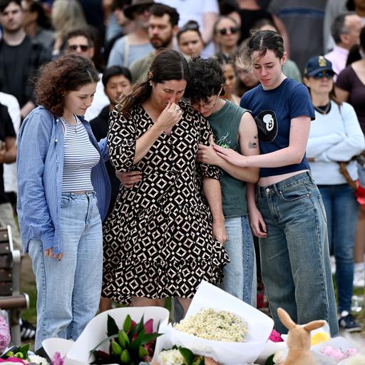 Trauernde legen Blumen an einer Gedenkstätte am Bondi Beach in Sydney nieder. 