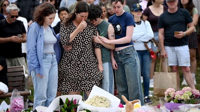 Trauernde legen Blumen an einer Gedenkstätte am Bondi Beach in Sydney nieder. 