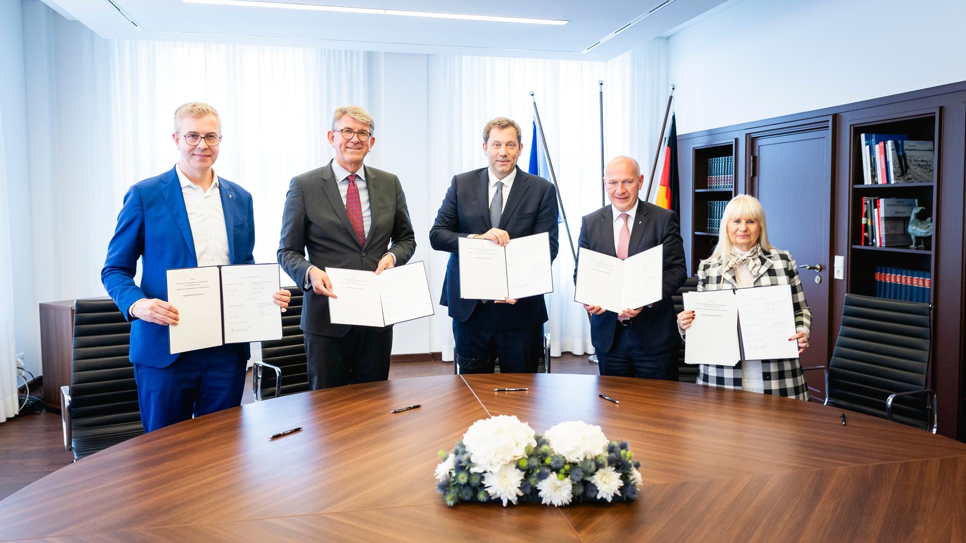 (L-R) Stefan Evers,Berlins Senator fuer Finanzen und Kultur, Kulturstaatsminister Wolfram Weimer, Bundesfinanzminister Lars Klingbeil, Berlins Regierender Bürgermeister, Kai Wegner und Iris Spranger, Senatorin für Inneres und Sport bei der Unterzeichnung. (L-R) Stefan Evers,Berlins Senator fuer Finanzen und Kultur, Kulturstaatsminister Wolfram Weimer, Bundesfinanzminister Lars Klingbeil, Berlins Regierender Bürgermeister, Kai Wegner und Iris Spranger, Senatorin für Inneres und Sport bei der Unterzeichnung.