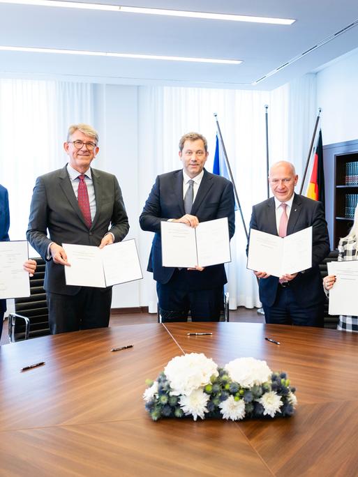 (L-R) Stefan Evers,Berlins Senator fuer Finanzen und Kultur, Kulturstaatsminister Wolfram Weimer, Bundesfinanzminister Lars Klingbeil, Berlins Regierender Bürgermeister, Kai Wegner und Iris Spranger, Senatorin für Inneres und Sport bei der Unterzeichnung. (L-R) Stefan Evers,Berlins Senator fuer Finanzen und Kultur, Kulturstaatsminister Wolfram Weimer, Bundesfinanzminister Lars Klingbeil, Berlins Regierender Bürgermeister, Kai Wegner und Iris Spranger, Senatorin für Inneres und Sport bei der Unterzeichnung.